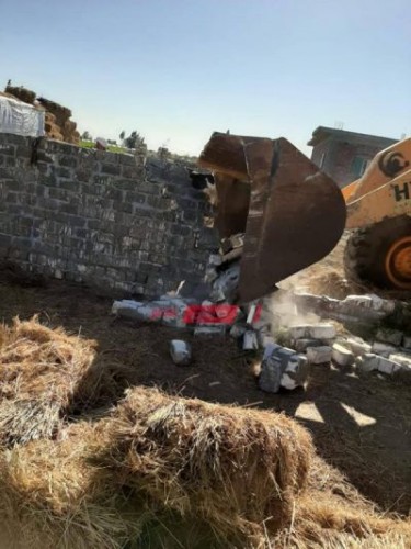 إزالة حالة تعدي على الأرض الزراعية بقرية الرياض في دمياط