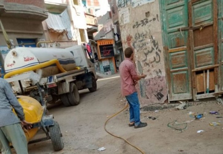 شن حملة لرش المبيدات ومكافحة الحشرات بشوارع مدينة كفر البطيخ بدمياط