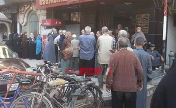 بالصور تكدس كبار السن أمام بنك ناصر الإجتماعى بدمياط