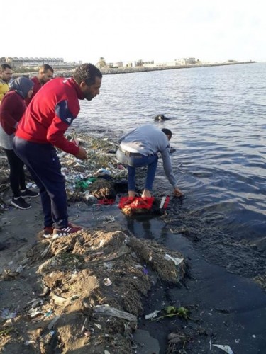 سحب عينات من بحر الطابية بسبب تلوثها بمخلفات المصانع في الإسكندرية