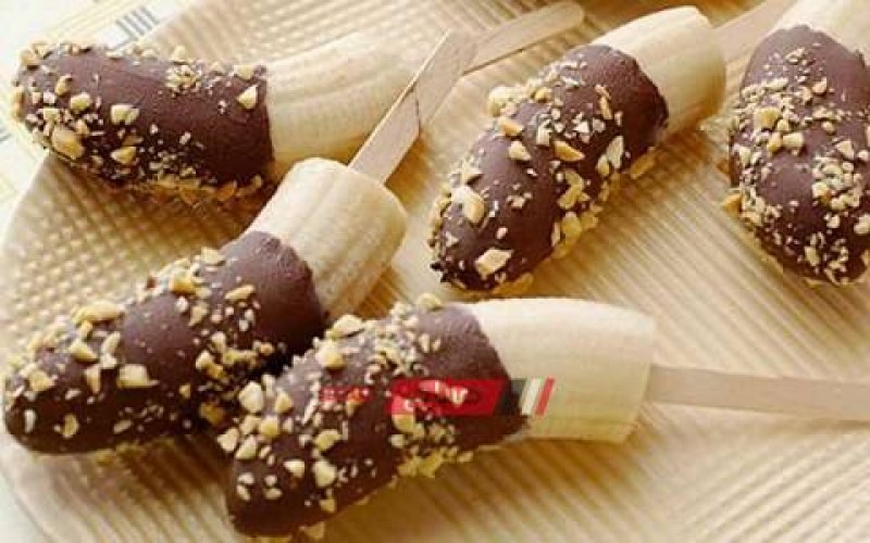 طريقة عمل أصابع الموز بالشوكولاتة والمكسرات للأطفال
