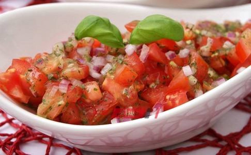 طريقة عمل سلطة الطماطم الحارة بزيت الزيتون