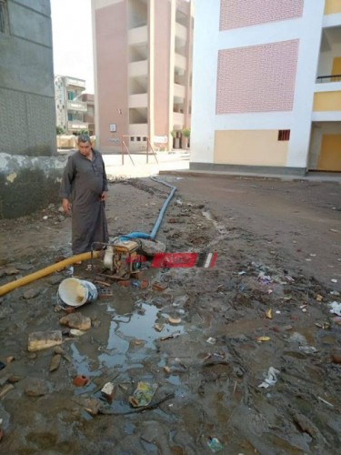 غرق فناء مدرسة في دمنهور وشن حملة لكسح مياه الصرف
