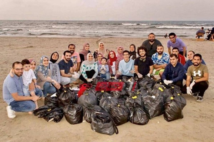 بالصور رفع 320 كيلو قمامة من شواطئ دمياط الجديدة بمشاركة الشباب