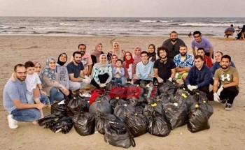 بالصور رفع 320 كيلو قمامة من شواطئ دمياط الجديدة بمشاركة الشباب