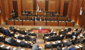 المتظاهرين اللبنانيين يمنعون النواب من دخول المجلس.. فيديو