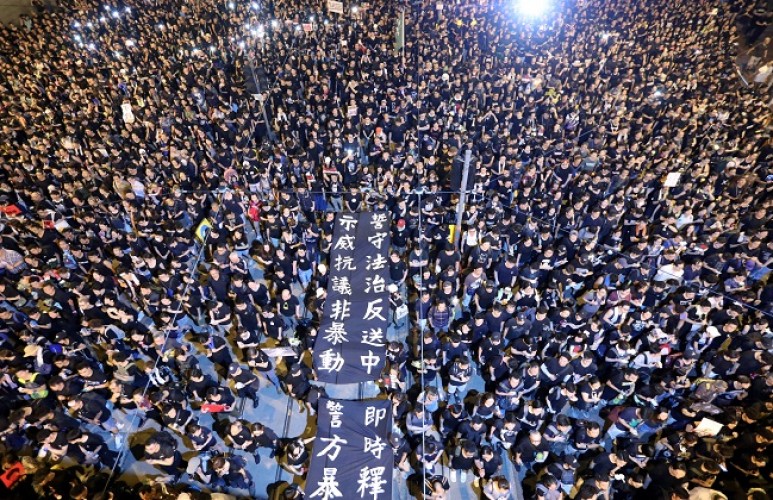 شاهد شرطة هونج كونج تطلق الغاز المسيل على المتظاهرين