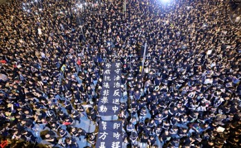 شاهد شرطة هونج كونج تطلق الغاز المسيل على المتظاهرين