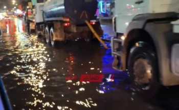 تطهير بالوعات صرف مياه الأمطار في مدينة دمياط الجديدة استعدادا لمواجهة التقلبات الجوية