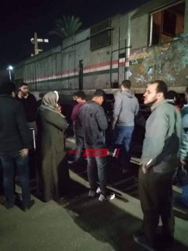 بالصور – قطار يخرج عن مساره على القضبان في السنطة بمحافظة الغربية