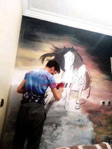 أيوب أحباري فنان مغربي يعرض قضايا الشباب بالفرشاة والألوان