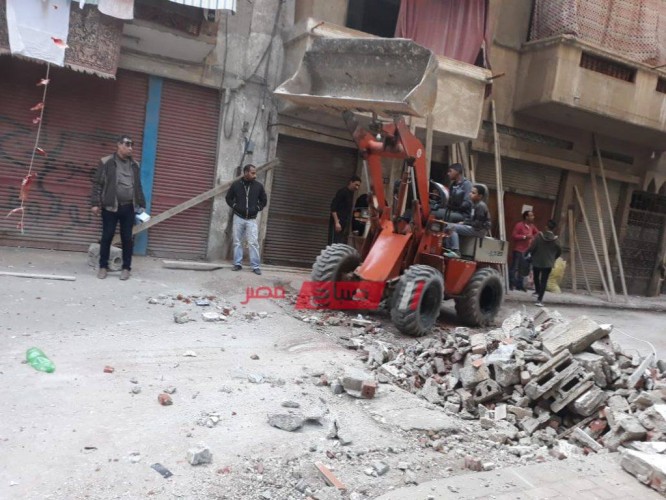 بالفيديو انهيار أجزاء من عقار واحتجاز 4 أشخاص بحي الجمرك في الإسكندرية