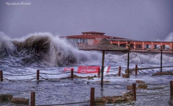 بالصور غرق شواطيء رأس البر في دمياط بسبب ارتفاع الأمواج