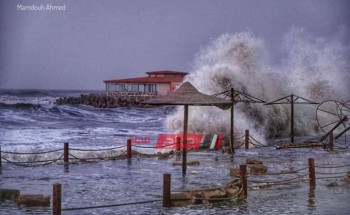 خسائر مادية فادحة في مقاهي رأس البر بسبب أمواج البحر وموجة الطقس السيئ