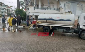 رفع تجمعات مياه الأمطار في مدينة رأس البر بعد موجة الطقس السيئ