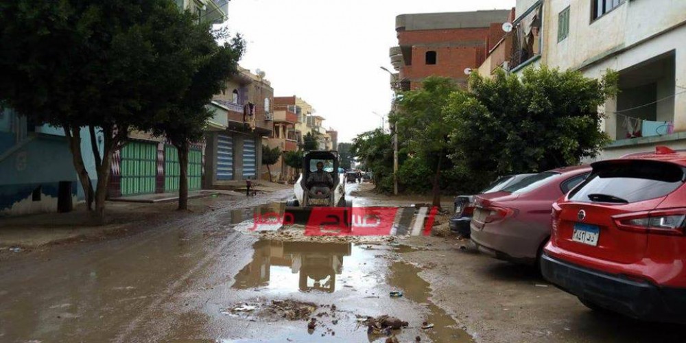 إزالة تجمعات مياه الأمطار بمدينة كفر البطيخ في دمياط