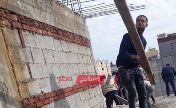 إزالة بناء مخالف في حى المنتزه في الإسكندرية
