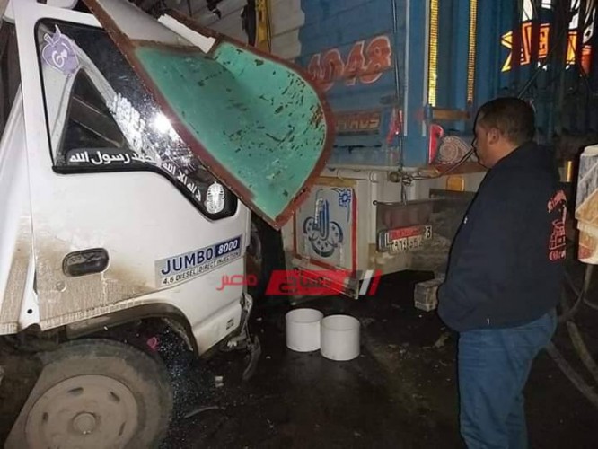 بالصور إصابة 3 اشخاص جراء حادث تصادم بين سيارتين نقل على طريق دمياط بورسعيد