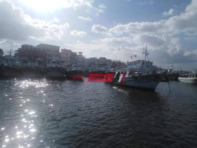 بسبب سوء الأحوال الجوية توقف حركة الصيد في دمياط