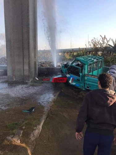 بالصور إصابة شخص جراء حادث اصطدام سيارة نقل بخط مياه في دمياط