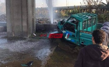 بالصور إصابة شخص جراء حادث اصطدام سيارة نقل بخط مياه في دمياط