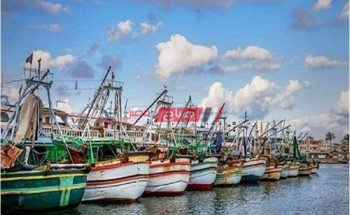 توقف حركة الصيد في دمياط بسبب تقلبات حالة الطقس والامواج