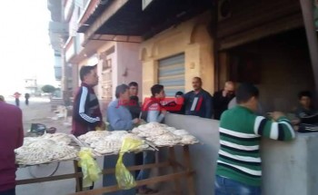 فريق الهلال الأحمر بدمياط ينظم طوابير المواطنين امام المخابز