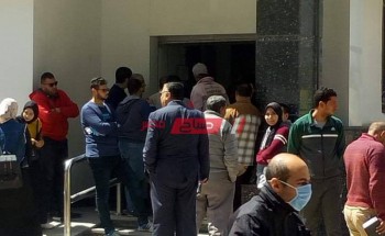 تكدس المواطنين امام مقر المصرية للاتصالات بدمياط لسداد الفواتير المستحقة