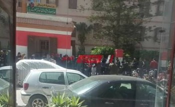 بالصورة تكدس الطلاب وأولياء الأمور أمام المدارس بدمياط بسبب شريحة التابلت
