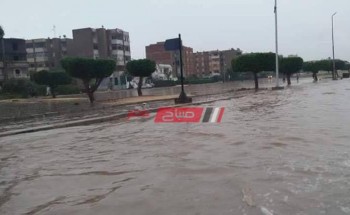 بالصور غرق شوارع مدينة دمياط الجديدة في مياه الأمطار وتوقف حركة السير