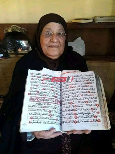 مسنة تكتب القرآن بخط الأيد في عامين
