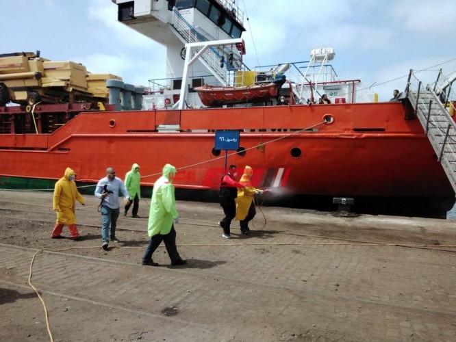 ميناء الإسكندرية يعقم السفن لمواجهة انتشار فيروس كورونا – صور