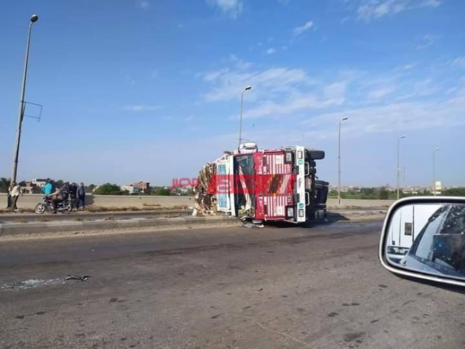 إصابة شخصان جراء انقلاب سيارة مقطورة على طريق دمياط بورسعيد