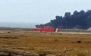 إخماد حريق نشب في مركب قديم بجوار هيئة ميناء دمياط