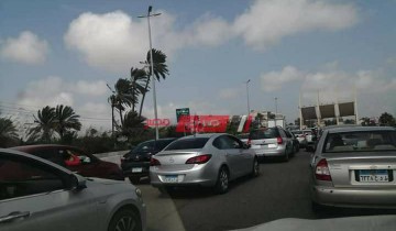بالفيديو والصور تكدس السيارات أمام بوابات مدينة رأس البر بسبب قرارات محافظ دمياط