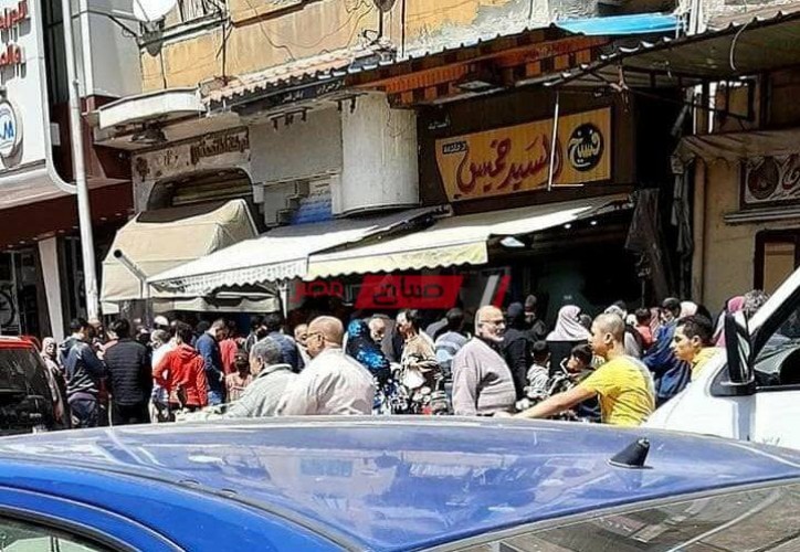 بالصور زحام وتكدس المواطنين في اسواق دمياط لشراء الفسيخ استعداداً للإحتفال بموسم شم النسيم