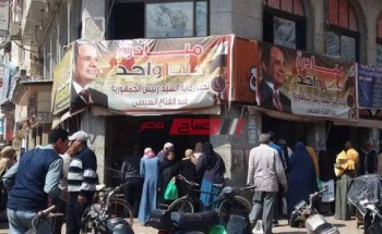 بالصور الشرطة تتدخل لتنظيم المواطنين امام محل اسماك بدمياط منعا للتكدس