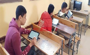 طلاب أولى ثانوي يؤدون امتحان الإنجليزي بالاختبار الإلكتروني التجريبي 2020