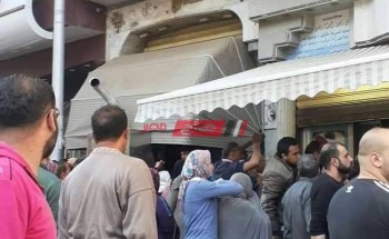 الشرطه تتدخل لتنظيم المواطنين أمام المحلات التجارية لبيع الفسيخ في دمياط