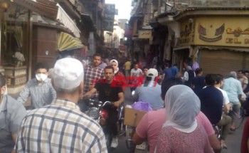 بالصور زحام شديد في شارع التجاري بدمياط بالرغم من تحذيرات الصحة