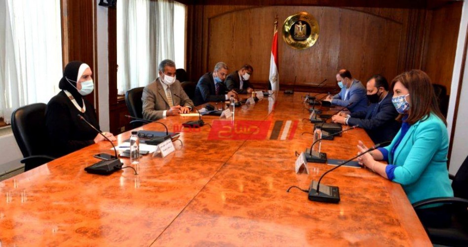وزيرتا الصناعة و الهجرة تعلنان إتاحة فرص عمل لـ٢٣ مصرياً العائدين من ليبيا