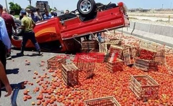 بالصور انقلاب سيارة محملة بطماطم على طريق مدينة دمياط الجديدة