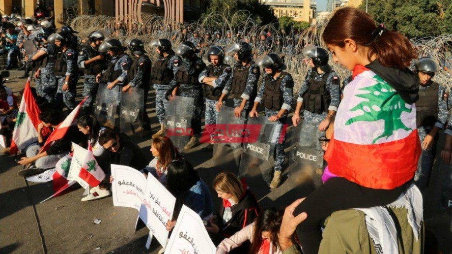 خروج المظاهرات في لبنان احتجاجا على قرارات السياسة المالية