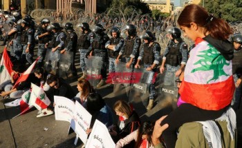 خروج المظاهرات في لبنان احتجاجا على قرارات السياسة المالية