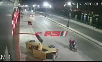 بالفيديو نجاة 3 أشخاص في حادث انقلاب سيارة ملاكي على كورنيش النيل بدمياط