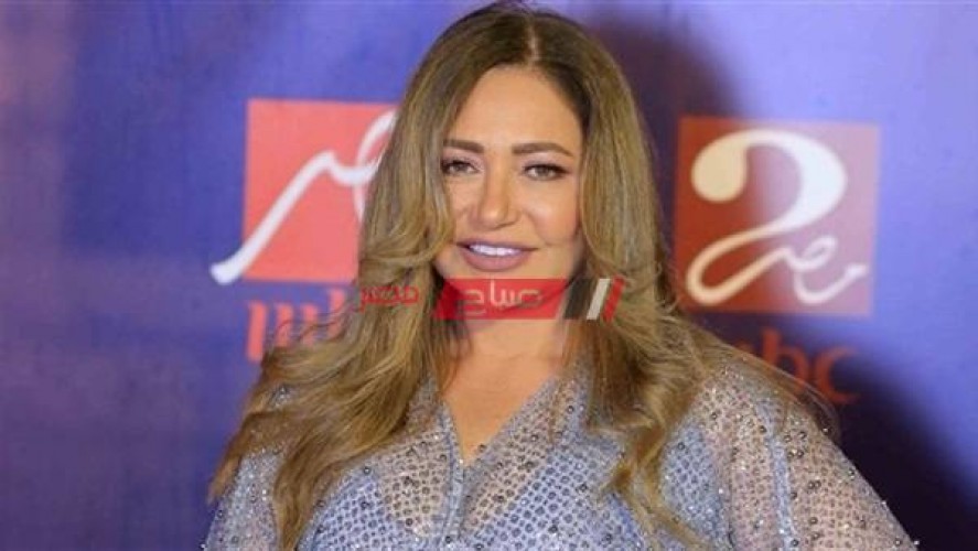 ليلى علوي تستعيد ذكريات المصيف مع العائلة بمشهد من فيلم بحب السيما