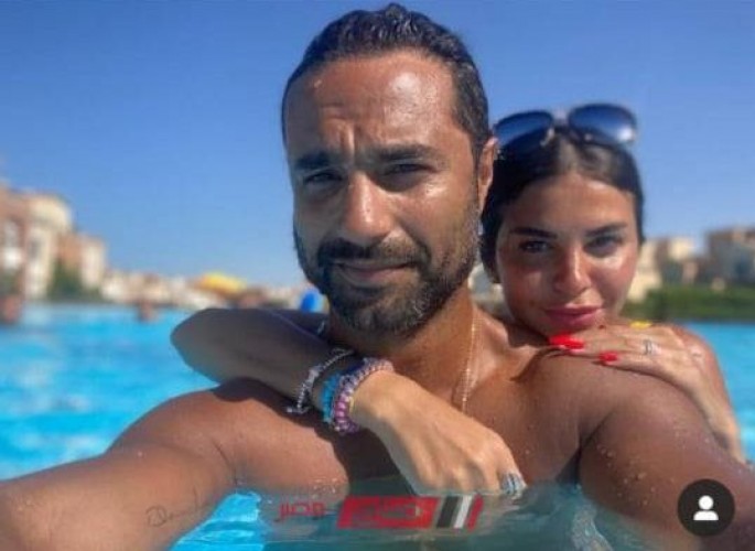 كريم فهمي ينشر صورة جريئة مع زوجته