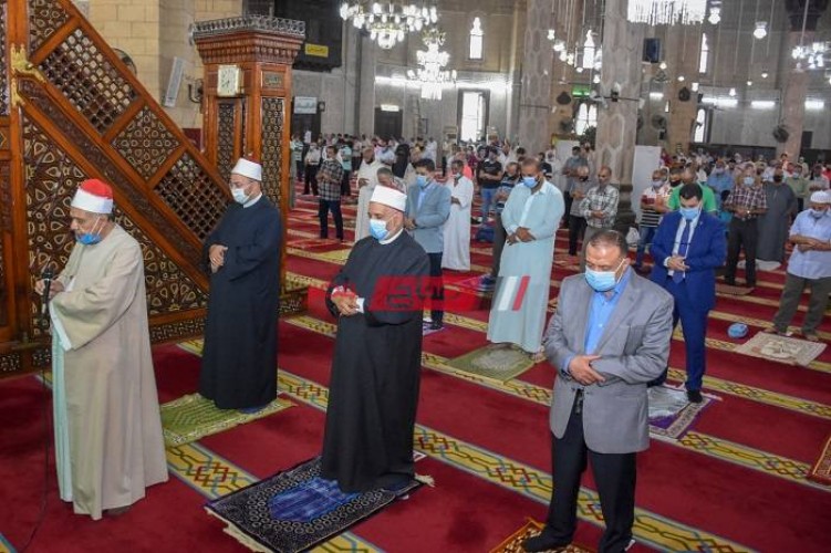 بالصور محافظ الإسكندرية يؤدي أول صلاة جمعة منذ 5 شهور بمسجد أبى العباس المرسى