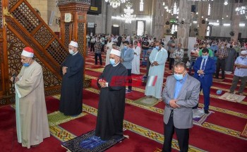 بالصور محافظ الإسكندرية يؤدي أول صلاة جمعة منذ 5 شهور بمسجد أبى العباس المرسى