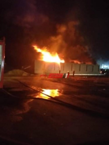 بالصورة السيطرة على حريق هائل نشب في مصنع نشارة خشب بدمياط الجديدة